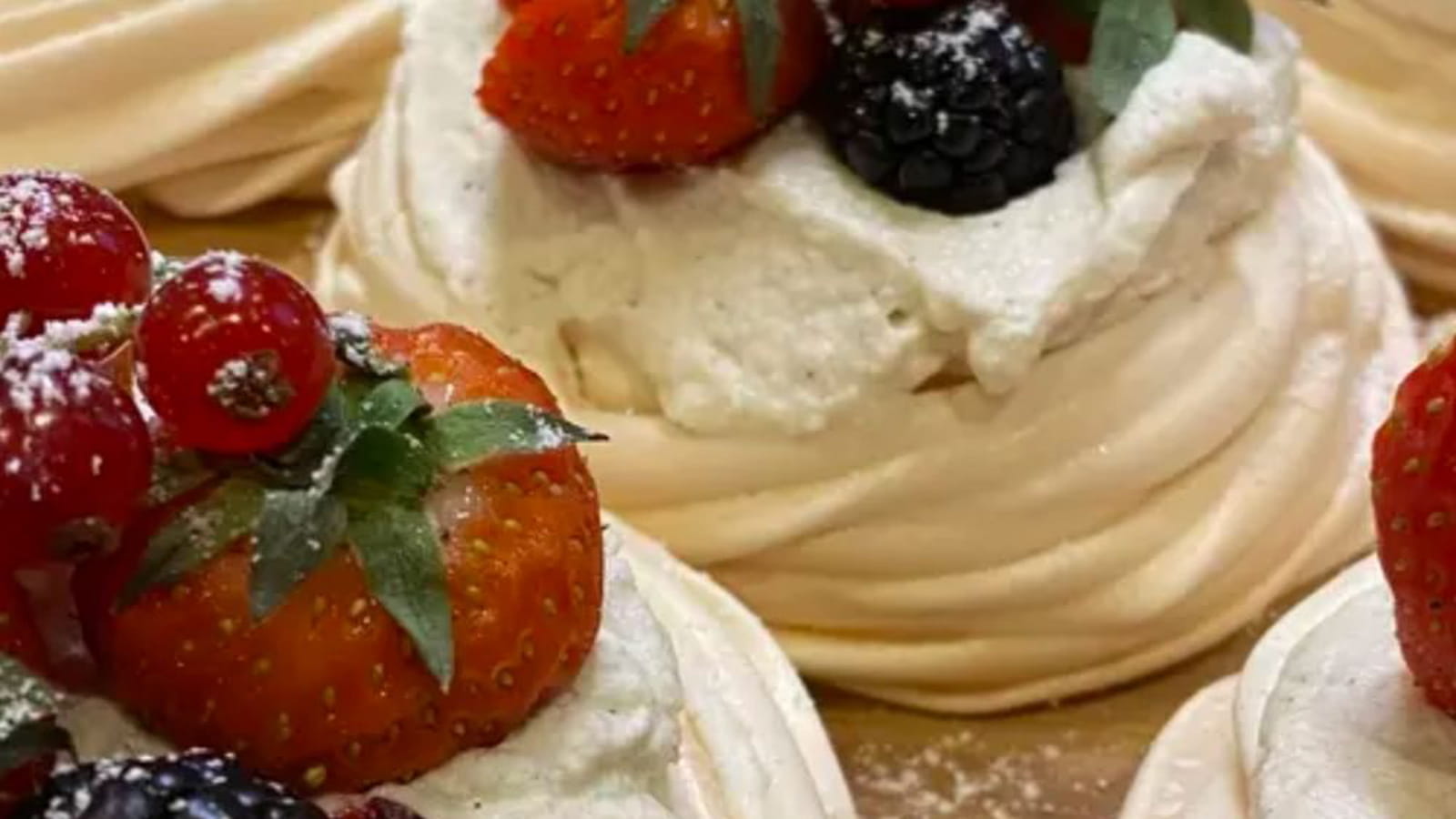 Minis pavlova aux fruits rouges et son coulis fruits rouges