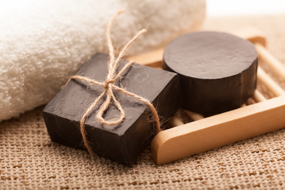 Le savon noir en beauté : quels sont ses bienfaits pour le visage et le corps ?