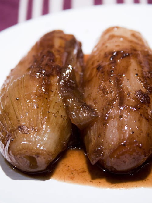 Échalotes “cuisse de poulet” confites aux épices