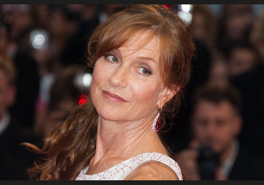 Isabelle Huppert, radieuse avec son rouge &agrave; l&egrave;vres nude