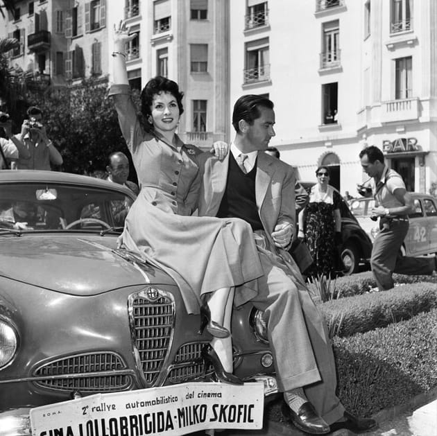 En 1955, Gina Lollobrigida et son mari Milko Skofic posent &agrave; c&ocirc;t&eacute; de leur Alfa Rom&eacute;o