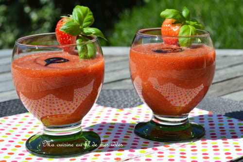 Gaspacho aux fraises, tomates et basilic
