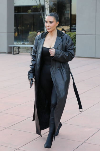 Kim Kardashian en long manteau de cuir noir