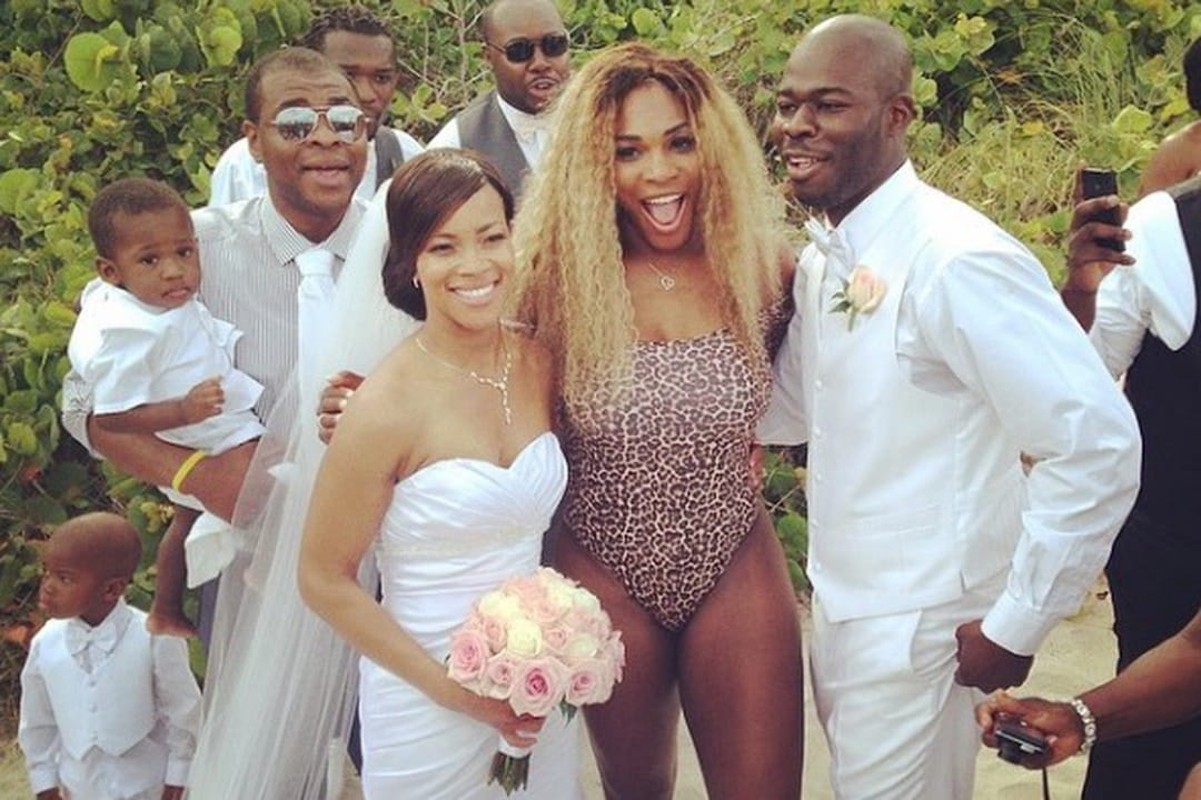 Serena Williams sur la plage avec des mariés