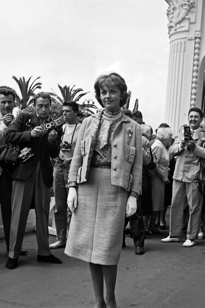 Jeanne Moreau en tailleur et gants blancs