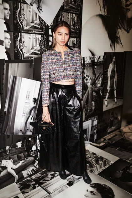 Veronica Ngo en jupe de cuir au d&eacute;fil&eacute; Chanel printemps-&eacute;t&eacute; 2023