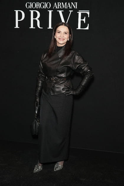 Juliette Binoche en veste en cuir et jupe longue noire au défilé Giorgio Armani Privé printemps-été 2024
