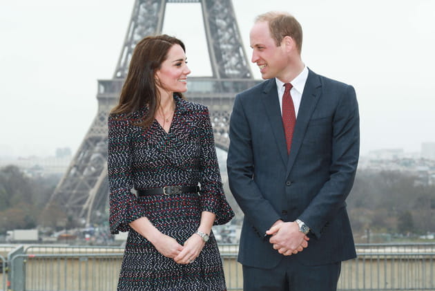 Yeux dans les yeux devant la tour Eiffel