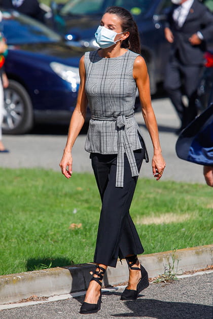 Letizia d'Espagne en top à carreaux nou&eacute; sans manches et talons compens&eacute;s