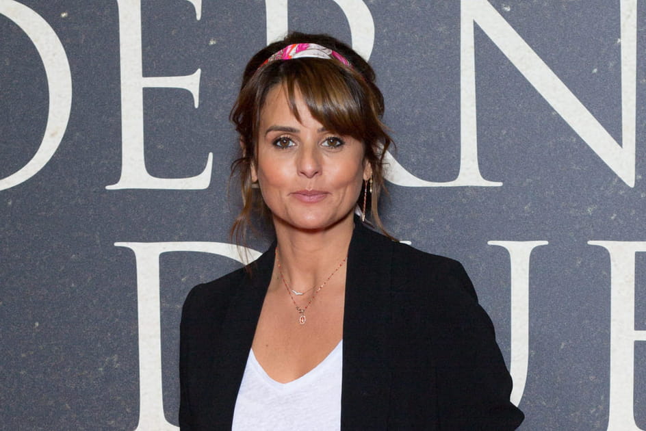 Faustine Bollaert, d&eacute;contract&eacute;e avec son chignon rel&acirc;ch&eacute;