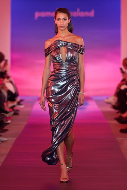 Robe argent&eacute;e &agrave; encolure Bardot aper&ccedil;ue&nbsp;sur le d&eacute;fil&eacute; Pamella Roland