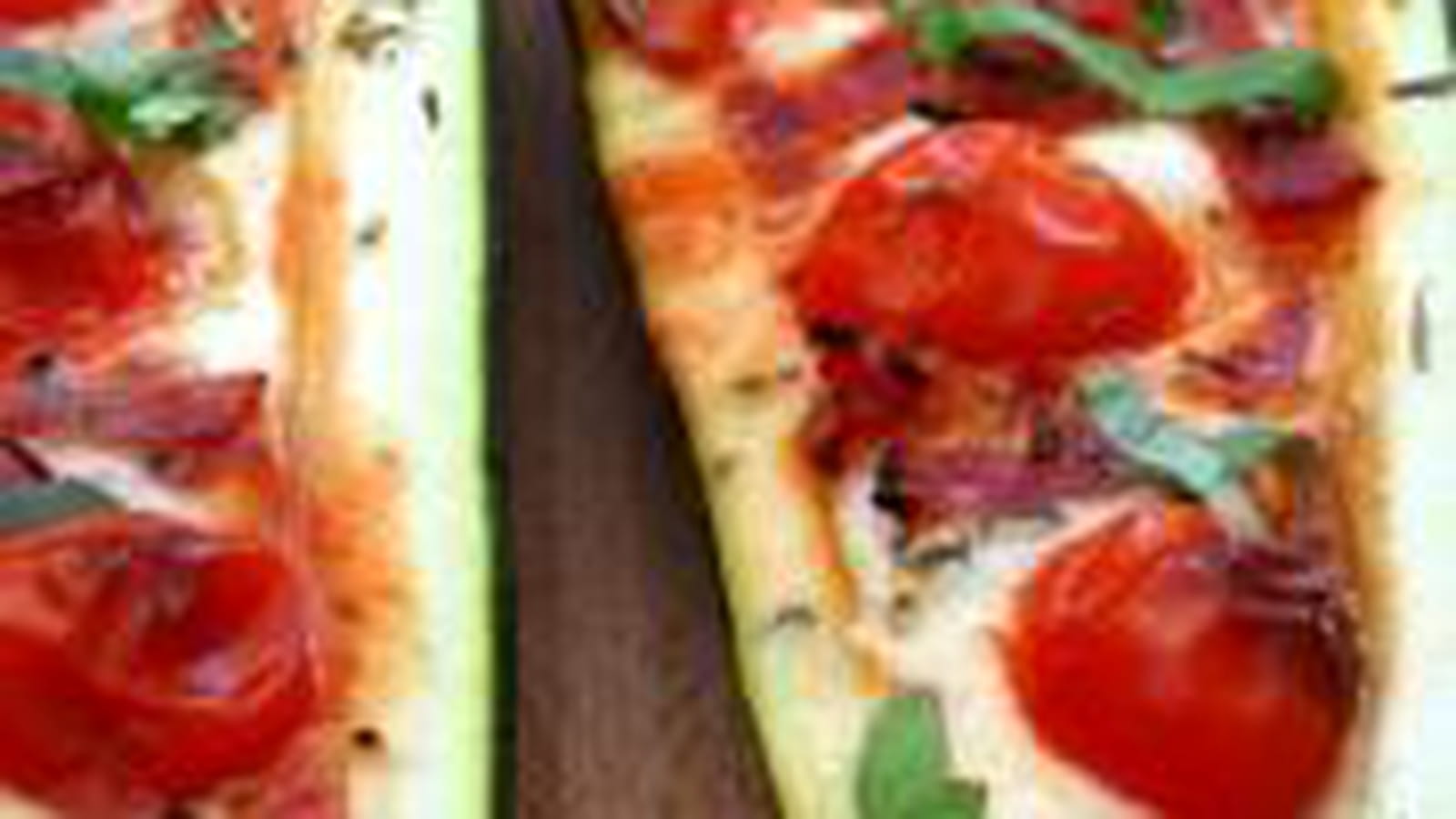 Courgettes farcies façon pizza, boeuf haché, poivrons et cheddar