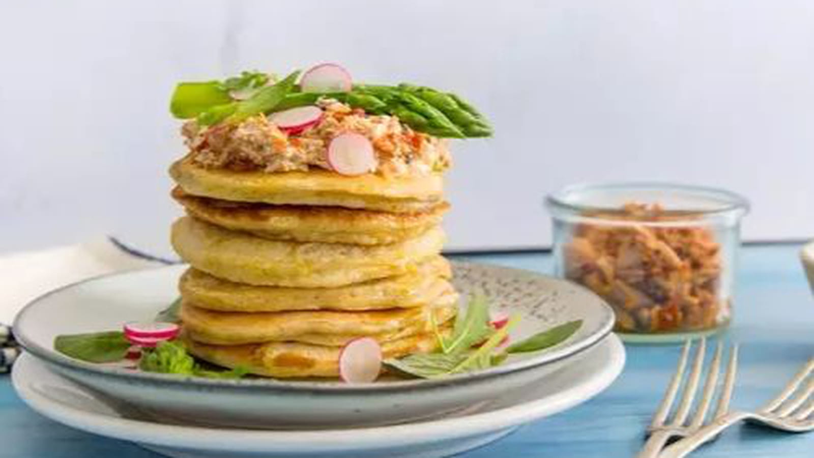Pancakes salés à la ricotta, Émietté de Thon aux Tomates Séchées, légumes de printemps