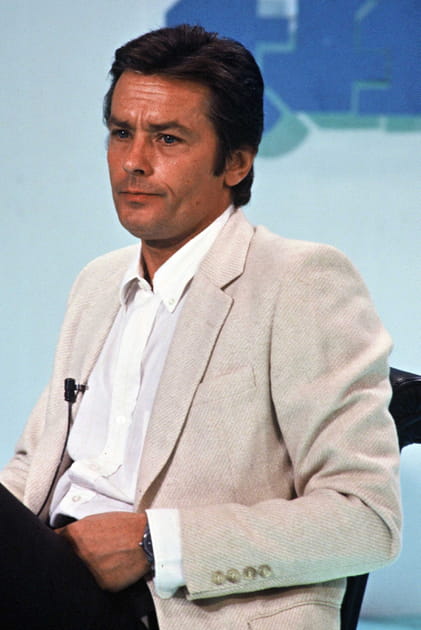 Alain Delon en veste beige en lin et chemise blanche