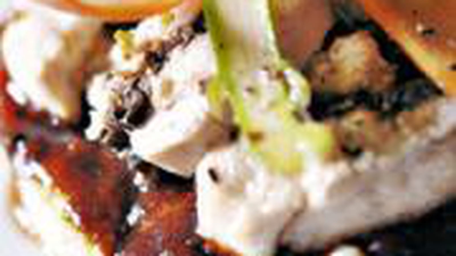 Volaille farcie aux champignons, polenta crémeuse et coulis de fruits rouges