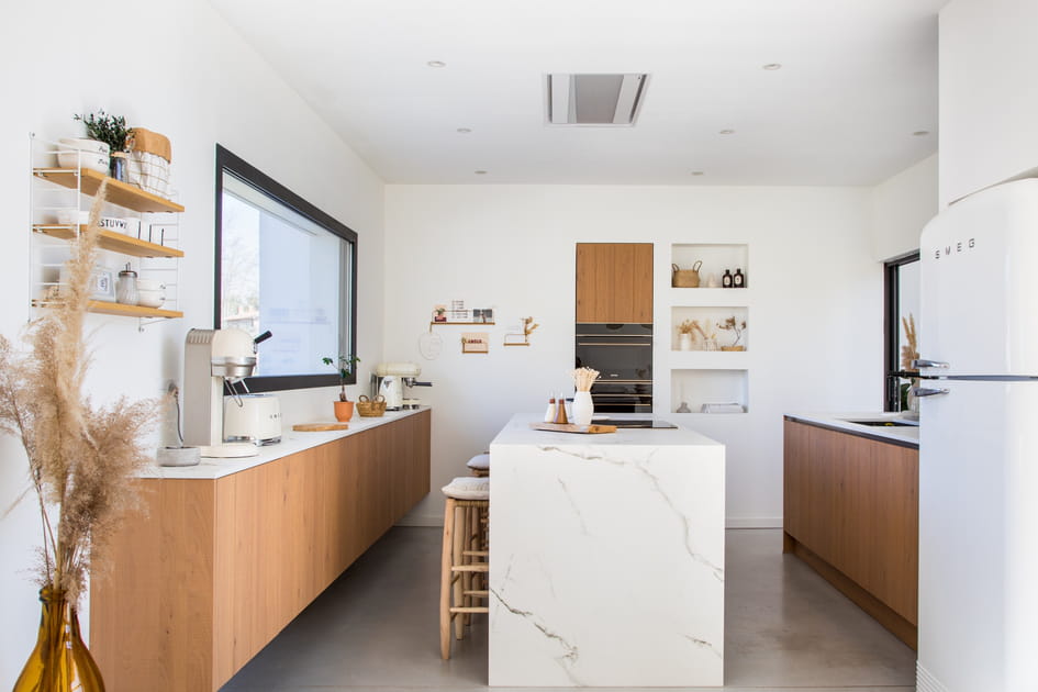 Un &icirc;lot en marbre sublime une cuisine en bois