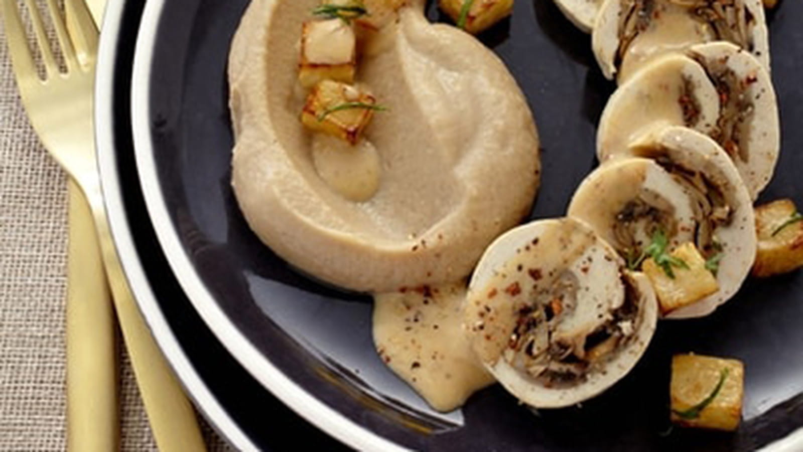 Roulé de volaille aux champignons et purée douce