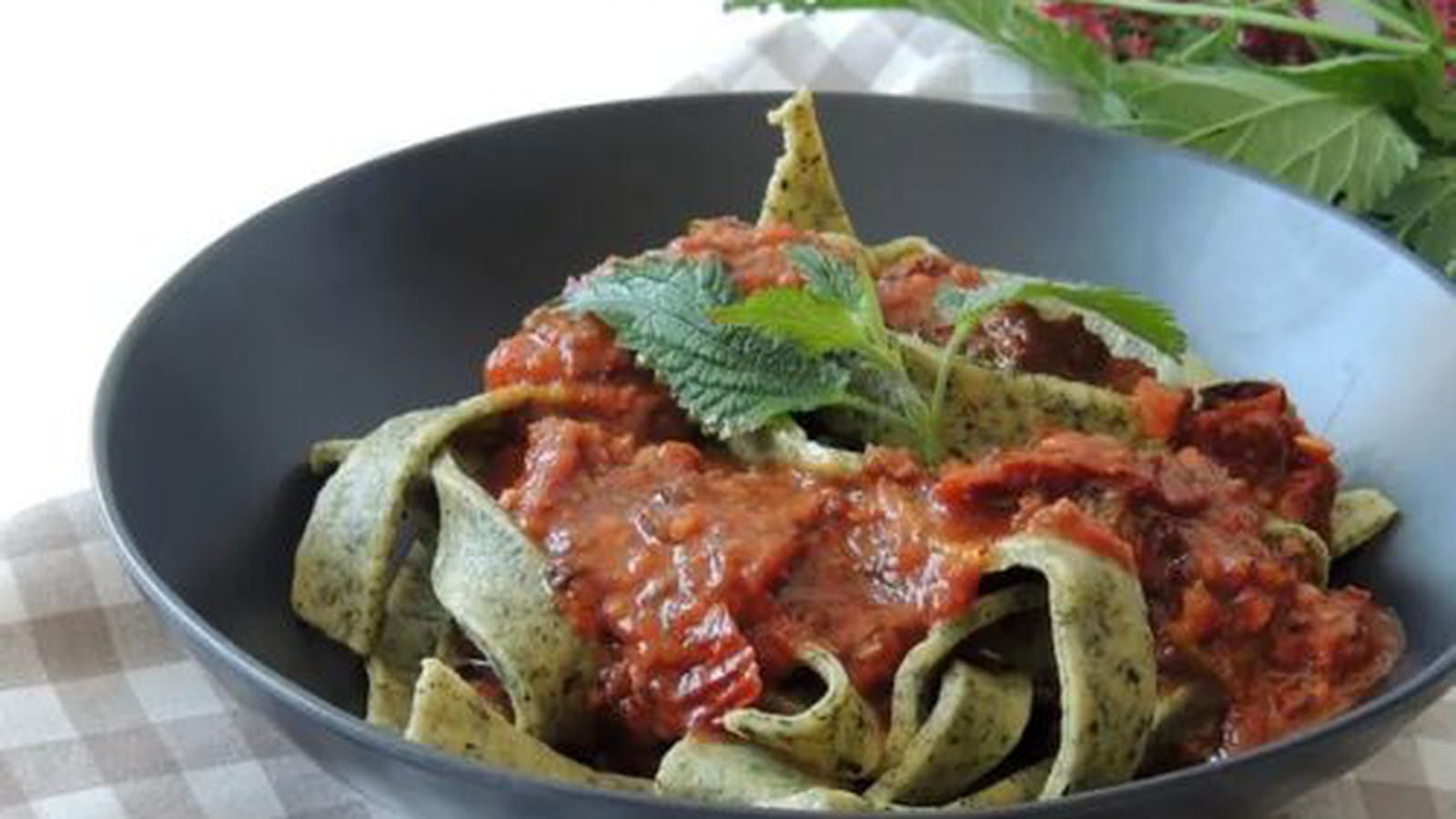 Pâtes fraîches aux orties sauce tomate à la sicilienne