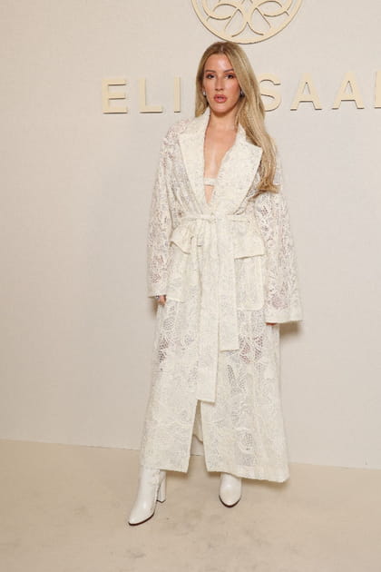 Ellie Goulding en long peignoir blanc en dentelle