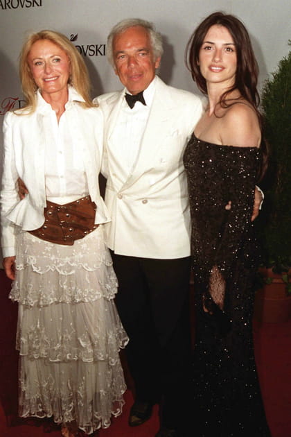 Penélope Cruz en robe noire à paillettes manches longues