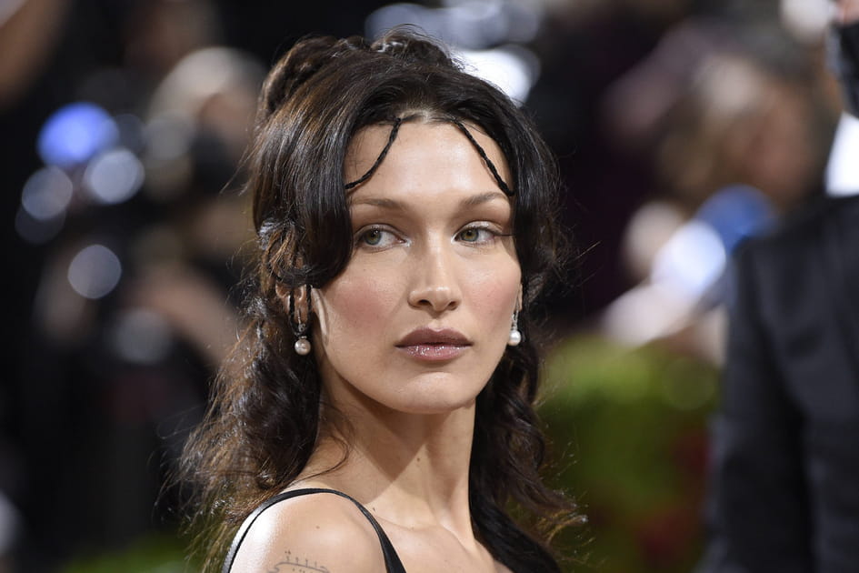 La demi-queue boucl&eacute;e et les mini tresses de Bella Hadid