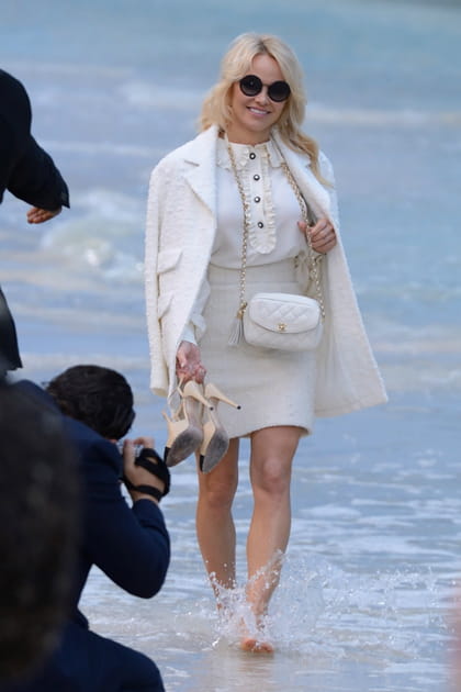 Pamela Anderson en tailleur blanc