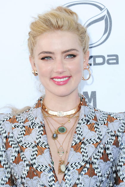 Amber Heard avec choker et colliers dorés