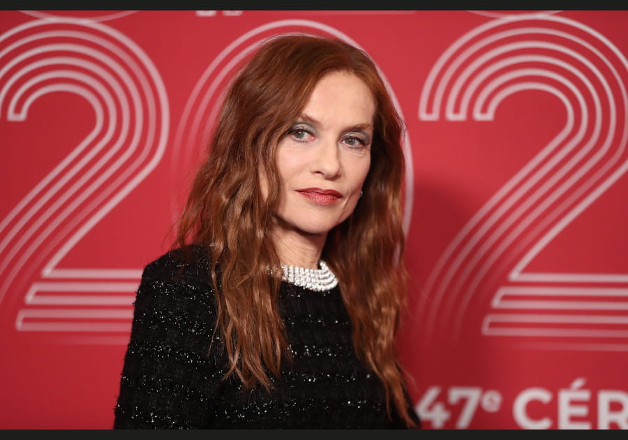 Le smoky-eye doux d'Isabelle Huppert