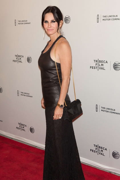 Courteney Cox en robe longue moulante en cuir