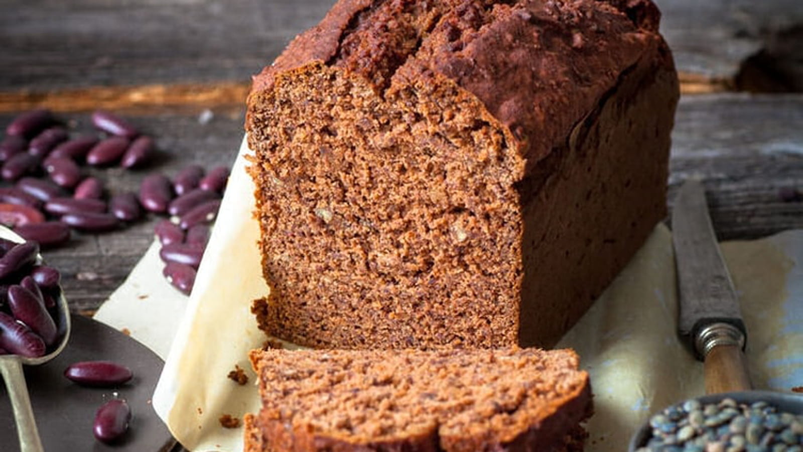 Pain d’épices sans gluten de haricots et lentilles avec un mélange d’épices et miel 