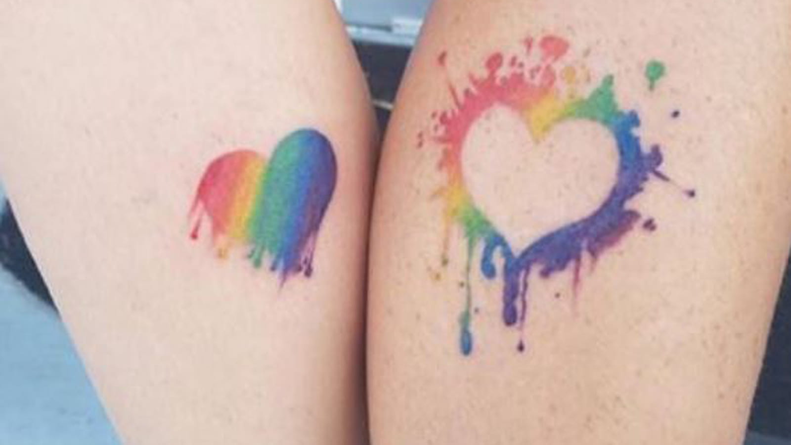 Coeur coloré sur le mollet