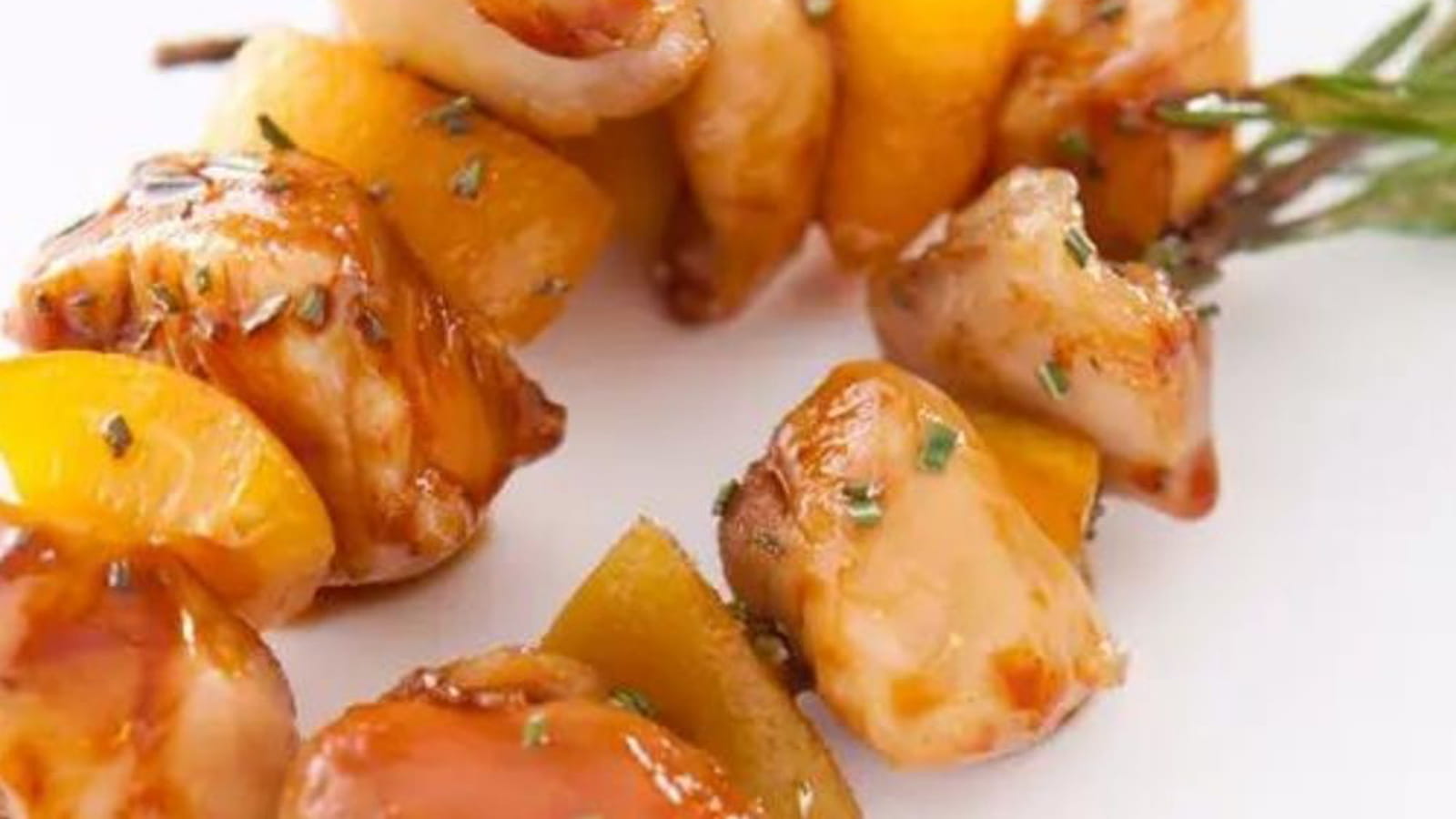 Brochettes de lapin, romarin, pêche et laque de miel de soja aux noisettes