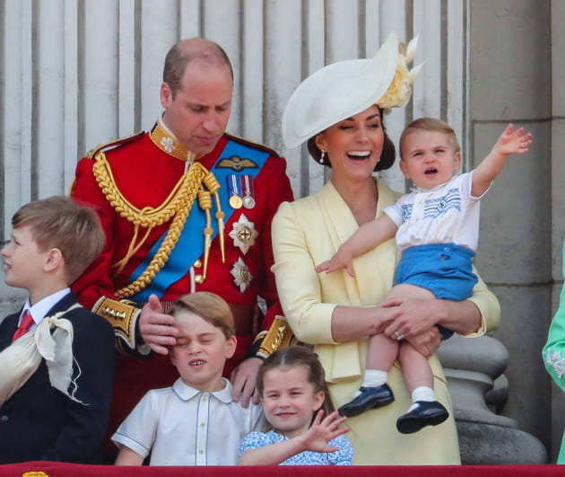 Prince George, visiblement peu ravi de saluer la foule