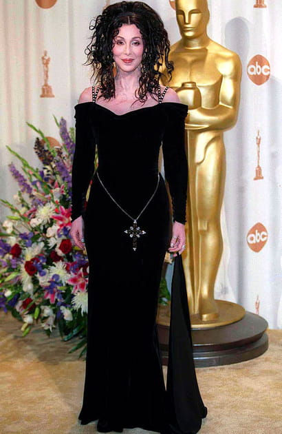 Cher en robe noire près du corps