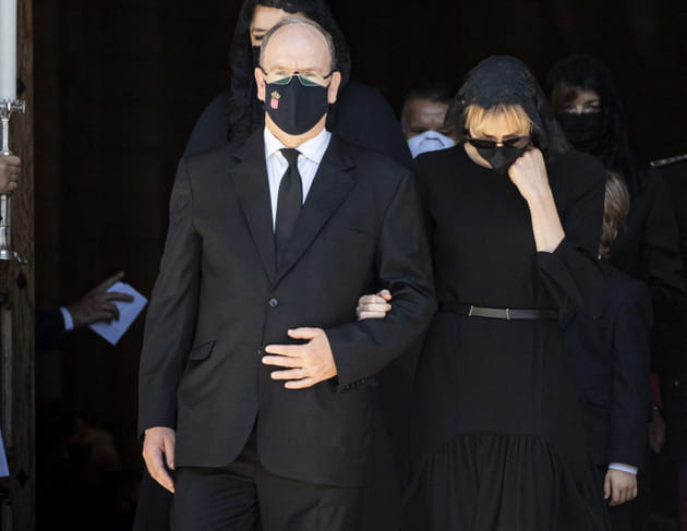 Albert et Charlene de Monaco sortent de la cath&eacute;drale