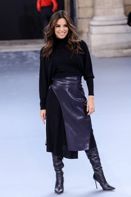 Eva Longoria en pull noir et jupe en cuir asymétrique