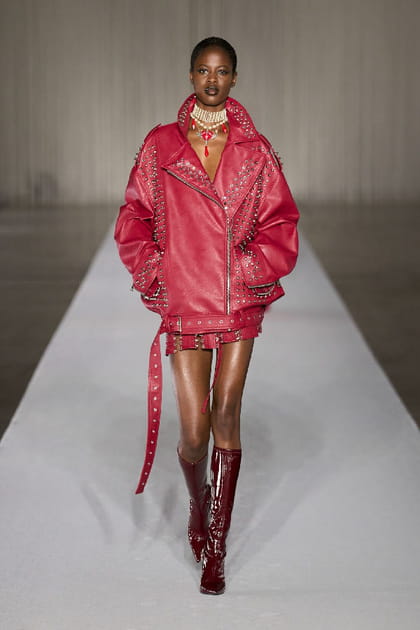 Veste en cuir oversize rouge aper&ccedil;ue sur le d&eacute;fil&eacute; Aniye Records