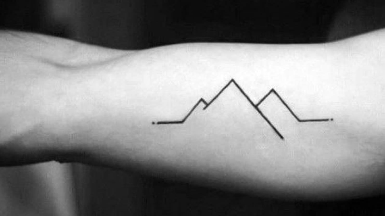 Montagne simple et géométrique sur le bras
