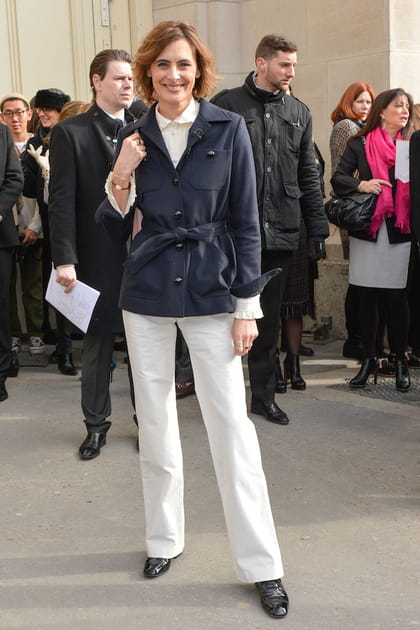 Ines de la Fressange en look blanc et bleu marine