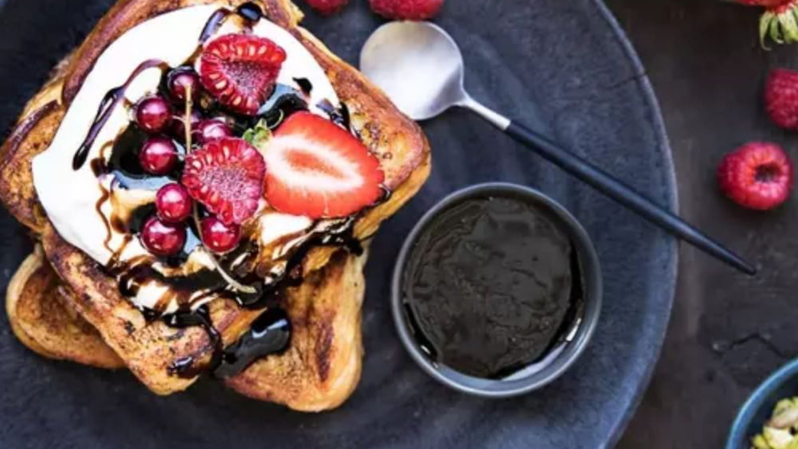 Brioche perdue au caramel de vinaigre balsamique Clovis et fruits rouges