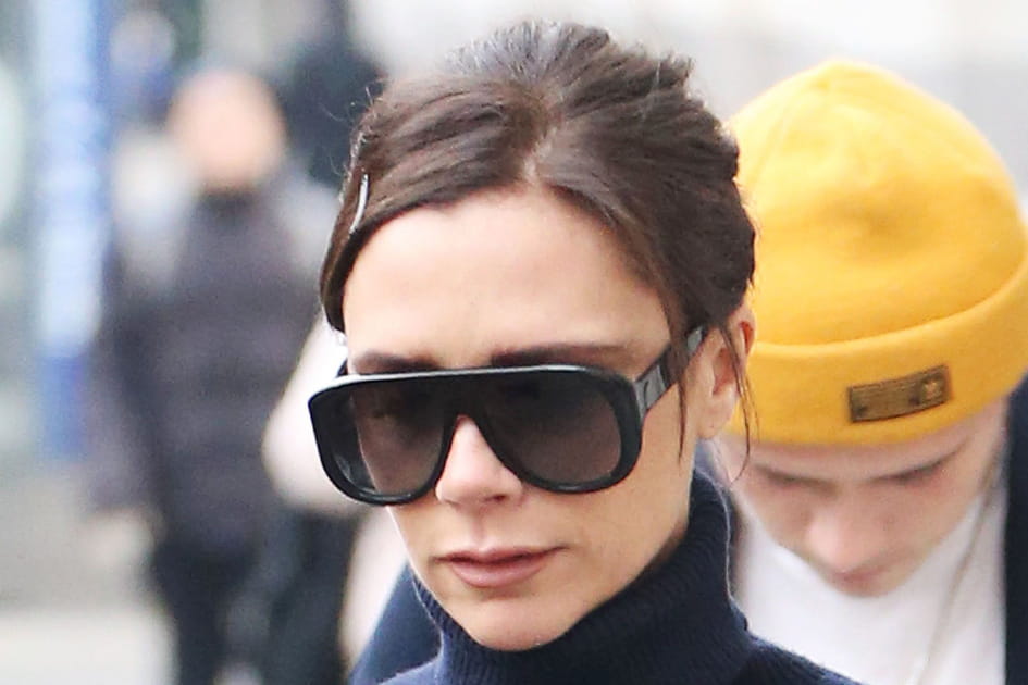 Victoria Beckham, myst&eacute;rieuse avec sa coiffe accessoiris&eacute; d'une pince