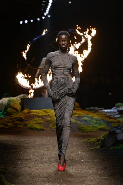 Robe en denim gris d&eacute;lav&eacute; et escarpins rouges aper&ccedil;us sur le d&eacute;fil&eacute; Blumarine