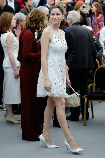 Laetitia Casta en petite robe blanche &agrave; pois et escarpins pointus
