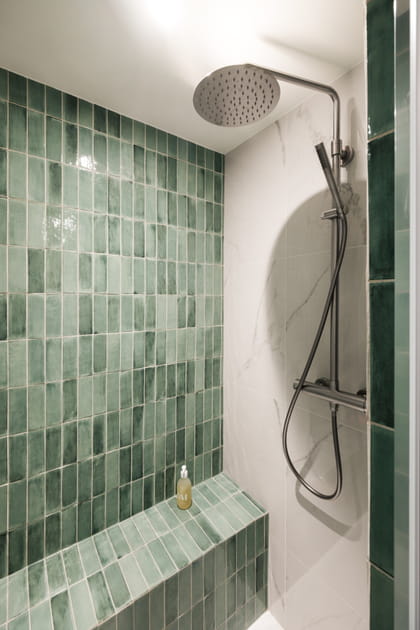 Apr&egrave;s&nbsp;: une douche color&eacute;e, spacieuse et accueillante