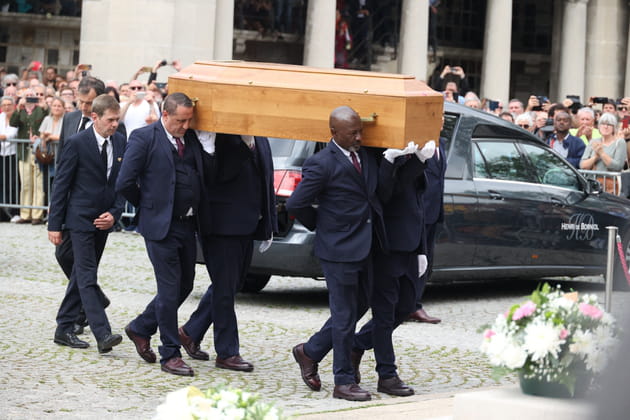 Obsèques de Françoise Hardy : le cercueil transporté