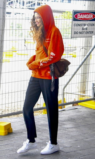 Zendaya en baskets blanches Classic C de Reebok