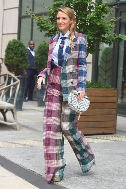 Blake Lively en costume oversize à carreaux