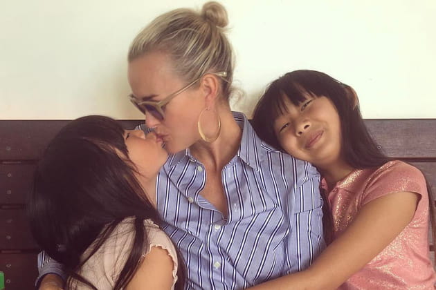 Laetitia Hallyday s'attire les foudres de la Toile en embrassant ses filles sur la bouche