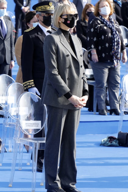 Charlène de Monaco en costume à fines rayures