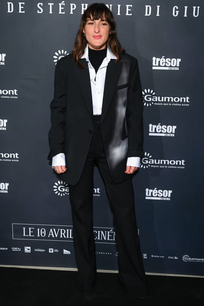 Juliette Armanet en costume noir et chemise blanche